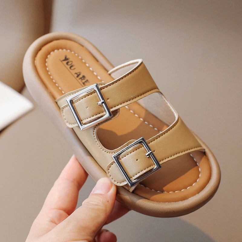 Летние детские дизайнерские сандалии, тапочки с двумя пряжками для мальчиков, повседневная пляжная обувь для маленьких девочек, Кожаные шлепанцы, обувь от 3 до 16 лет Изображение 4