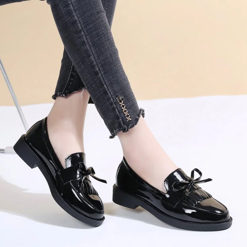 Кожаные лоферы, женские черные лакированные слипоны на платформе, женская обувь 2023 года, новинка весны, повседневная обувь на плоской подошве с кисточками и бантом в британском стиле Изображение 2