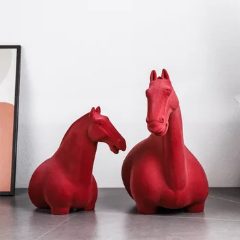 Современная минималистичная плюшевая скульптура лошади для домашнего декора гостиной Потрясающая полутелая статуя красной лошади, декор стола Современный