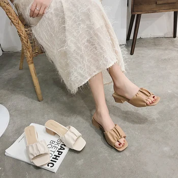Летняя Новая корейская версия Модной пляжной обуви с открытым носком на плоской подошве, Плиссированные стильные тапочки в одну линию для женской верхней одежды